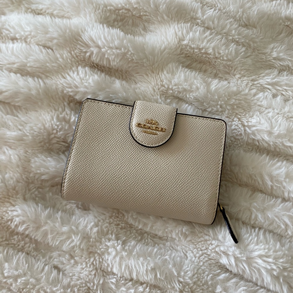 COACH Medium Corner Zip Wallet Gold Chalk